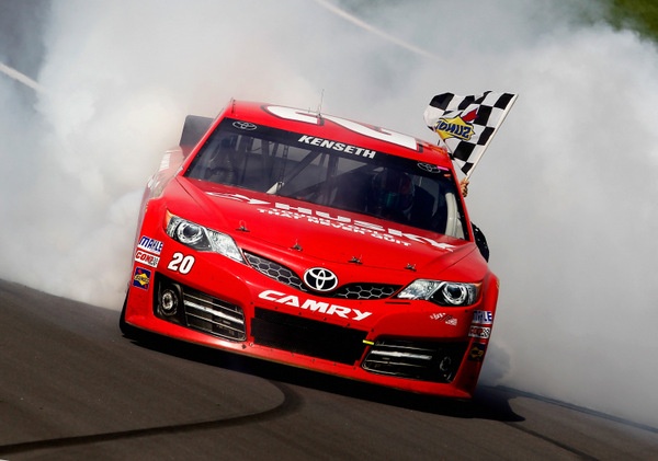 Matt Kenseth deja vus Kasey Kahne in winning Sunday's Kansas 400